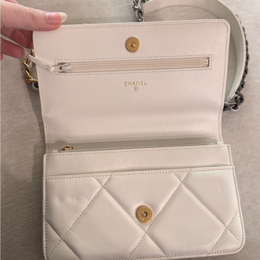 Chanel 19 WOC ivory quilted leather Wallet on Chain mixed metal CC Crossbody - Picture 5 of 7